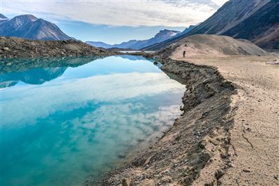 Wanderer auf dem Akshayuk Pass im Auyuittuq Nationalpark